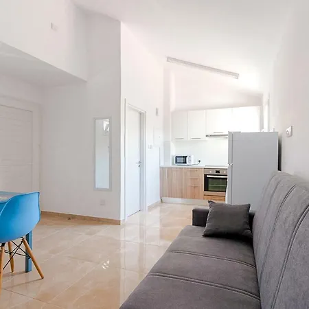 New 1 Bedroom Near Beach Apartment